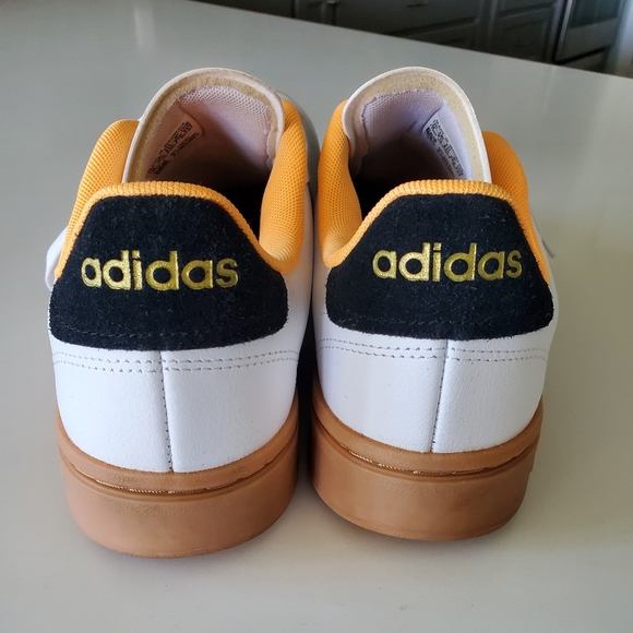 Women's Adidas size 9 - Picture 2 of 4